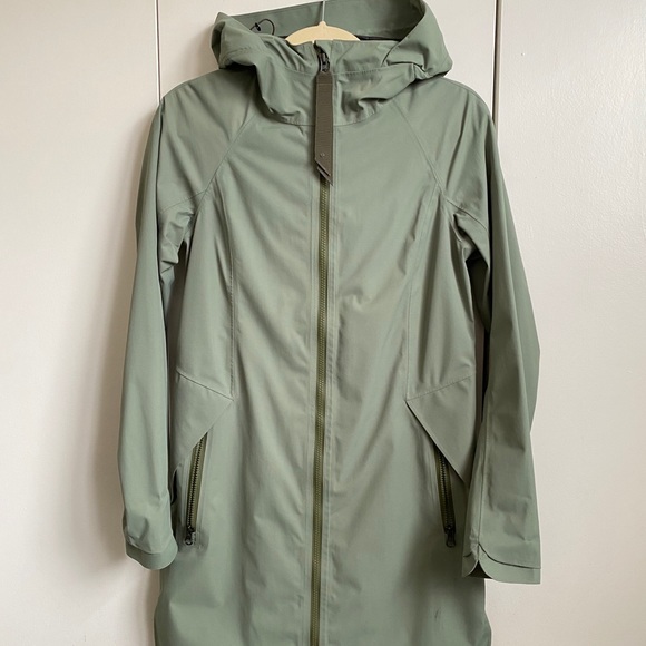 lululemon athletica Jackets & Blazers - RARE lululemon Definitely Raining jacket